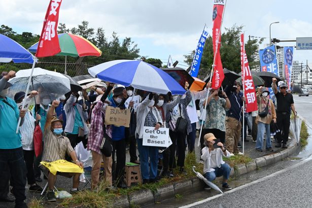 「基地撤去せねば平和ない」　性的暴行、騒音、降下訓練に抗議の声　嘉手納基地前で集会　沖縄