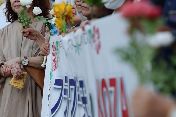 怒り、悲しみ共有　米兵性的暴行事件の続発、那覇で「フラワーデモ」沖縄