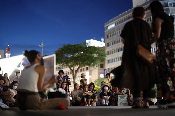 「当たり前の安心安全な暮らしを」言葉詰まらせ、沈黙も共有　フラワーデモ、米兵の性的暴行事件に抗議　沖縄