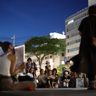 「当たり前の安心安全な暮らしを」言葉詰まらせ、沈黙も共有　フラワーデモ、米兵の性的暴行事件に抗議　沖縄