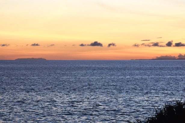 渡嘉敷島から本島、伊江島くっきり　夏本番の眺望