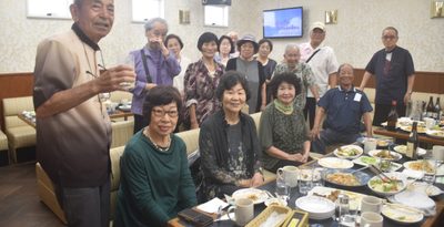 ８０歳２４人、思い出話に花　那覇　知念中学校１２期生が集い