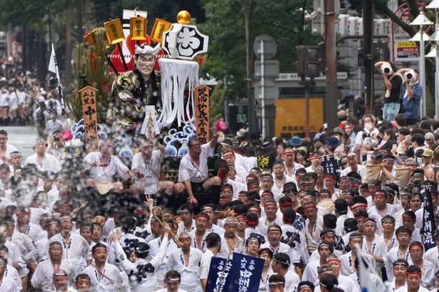 博多祇園山笠、雨の中勇壮に