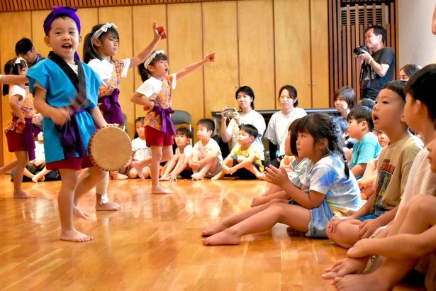 京都の園児ら平和文化交流　沖縄市・くすぬち館　沖縄戦や基地学ぶ