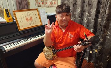 三線とピアノ「二刀流」　宜野座の江崎さん、奏でるシンフォニー　沖縄