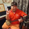 三線とピアノ「二刀流」　宜野座の江崎さん、奏でるシンフォニー　沖縄