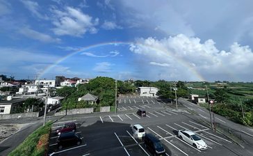 7月16日は虹の日　ダブルレインボー、太平洋上に浮かび上がる　沖縄・宜野座