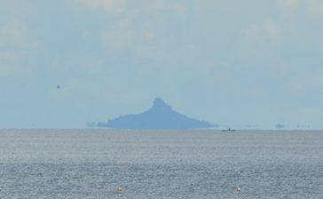 伊江島、まるで宇宙船？　ふわり、蜃気楼で宙に浮く　沖縄