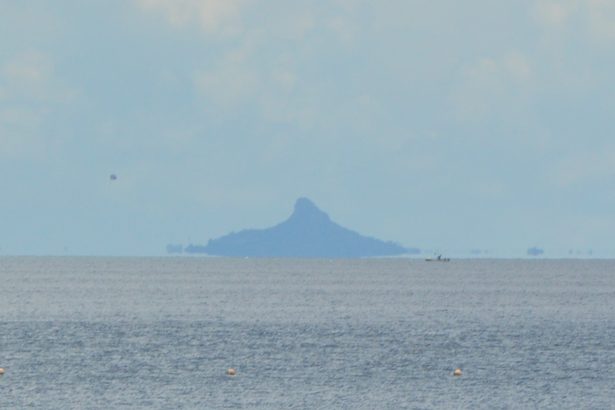 伊江島、まるで宇宙船？　ふわり、蜃気楼で宙に浮く　沖縄