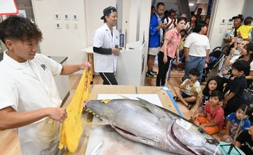 【動画】うま味あふれる「なはまぐろ」に舌鼓　牧志公設市場で解体ショー　沖縄