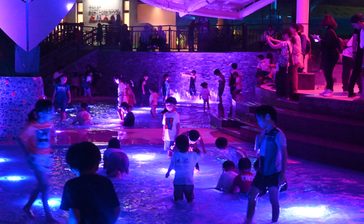 「夜の動物園」ナイト・ズーがオープン　開園時間を延長してライトアップ　沖縄こどもの国