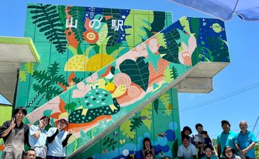やんばるの自然、壁画に　東村たかえ直売所　村制100年記念、住民ら描く　沖縄