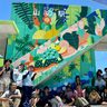 やんばるの自然、壁画に　東村たかえ直売所　村制100年記念、住民ら描く　沖縄