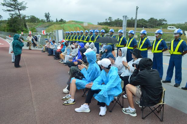 強風の中「新基地反対」　シュワブゲート前　韓国学生も抗議　沖縄