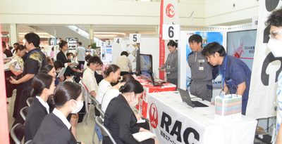 那覇空港で就職説明会　想定の倍、240人が参加　航空や観光関連19企業が出展　沖縄　