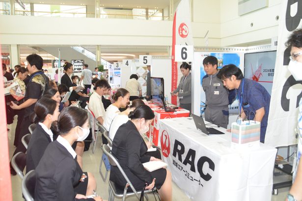 那覇空港で就職説明会　想定の倍、240人が参加　航空や観光関連19企業が出展　沖縄　