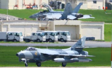 嘉手納基地にFA18と電子作戦機