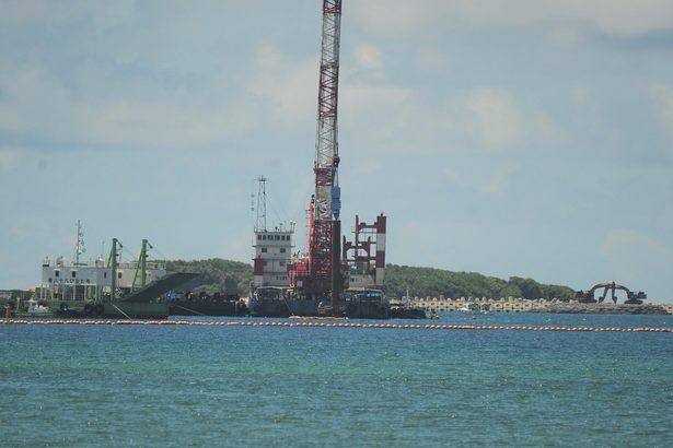 辺野古新基地建設、くい打ち試験の作業を再開　銅管ぐいを海中へ　今月4日以来　沖縄