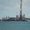 辺野古新基地建設、くい打ち試験の作業を再開　銅管ぐいを海中へ　今月4日以来　沖縄