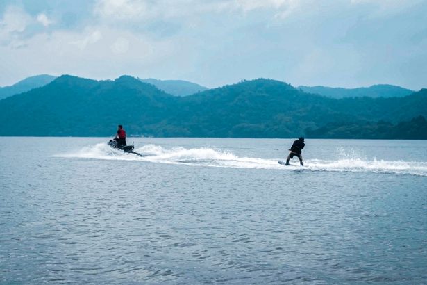 水上バイクとつなぐロープ絡まり、ウェイクボードの男性けが　足の指を一部欠損　　沖縄・久米島