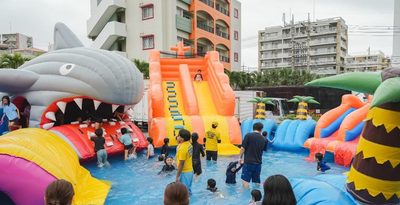 巨無霸滑水道沁心涼！夏天來沖繩 不能錯過的「夏祭水上活動」已經開跑