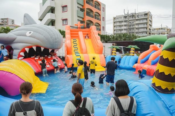 巨無霸滑水道沁心涼！夏天來沖繩 不能錯過的「夏祭水上活動」已經開跑