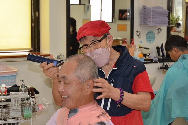 【動画】朝4時に開店する理容室、ハサミをふるうのは82歳「生涯現役」の理容師　沖縄