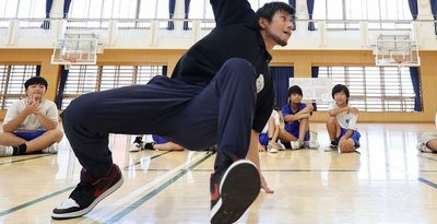 ブレイキンの授業で手本を見せる安田浩哉教諭＝18日、那覇市の石嶺小学校（大城直也撮影）