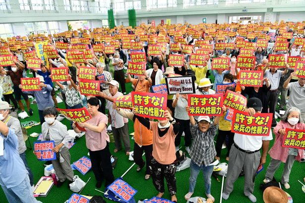 普天間飛行場の閉鎖・返還求め「県民大集会」　主催者発表で2500人、デニー知事も登壇　沖縄県宜野湾市