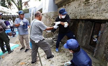 【写真特集】八重瀬・木氏親泊門中墓の合葬　25年ぶり、遺骨130壺を「共同墓池」へ　＜風・土・人　シマの伝統行事＞