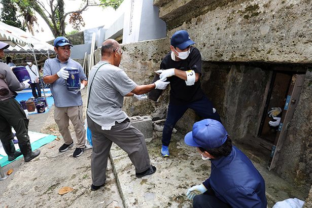 【写真特集】八重瀬・木氏親泊門中墓の合葬　25年ぶり、遺骨130壺を「共同墓池」へ　＜風・土・人　シマの伝統行事＞