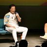 喜納昌吉、“都市伝説”を自ら語る　芸人まーちゃんと異色トークライブ　沖縄