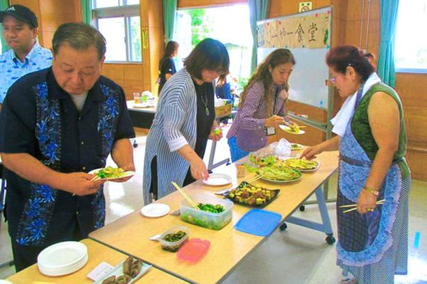 「裏ゴーヤーの日」料理多彩に　沖縄市の胡屋自治会が「食堂」開催