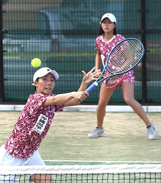 女子ダブルス3回戦　ボールに飛びつく沖縄尚学の井手葵（手前）とペアの水口由貴＝5日、大分県の豊後企画テニスコート（屋嘉部長将撮影）