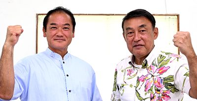 宜野湾市長選に向けて健闘を誓う（左から）佐喜真淳氏と桃原功氏＝23日、沖縄市の琉球新報社中部支社