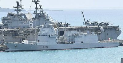 ホワイトビーチにイタリア海軍船が寄港　米軍の強襲揚陸艦も　うるま市　沖縄