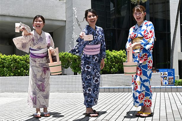 パレットくもじ前で打ち水　那覇　沖縄