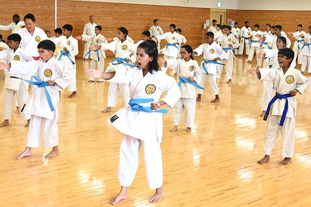 王者目指し子どもら稽古　きょうから空手世界大会　沖縄