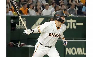 巨人が逃げ切る　大城卓三が先制二塁打＜プロ野球＞巨人―ヤクルト