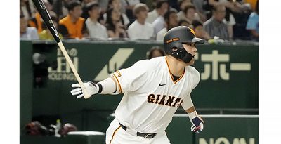 巨人が逃げ切る　大城卓三が先制二塁打＜プロ野球＞巨人―ヤクルト