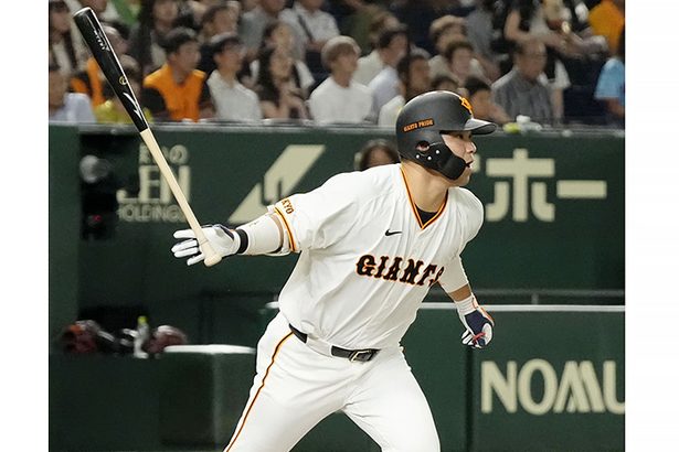 巨人が逃げ切る　大城卓三が先制二塁打＜プロ野球＞巨人―ヤクルト