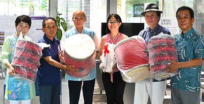 北米訪問県議ら太鼓などを贈る　カルガリー県人会に