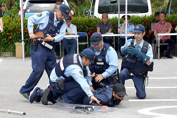 刃物で職員襲撃、駐車場に爆発物…テロ想定、大宜味村で名護署など訓練　沖縄