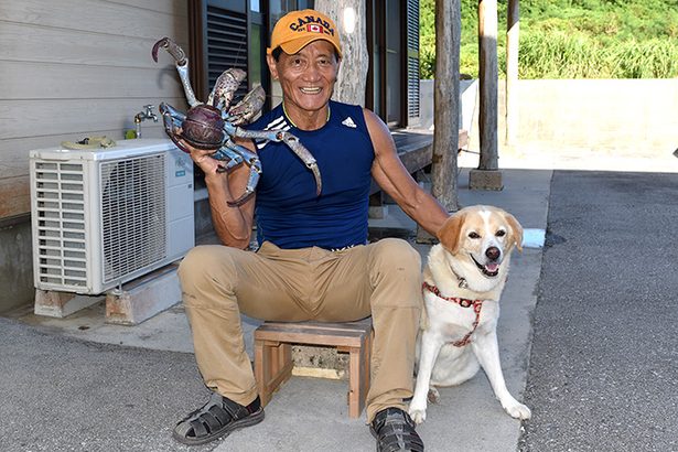 ハブ捕り名人＆名犬、巨大ヤシガニを捕獲　75センチ「こんなに大きいのは初めて」　うるま・沖縄