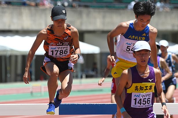 島袋（北山）決勝へ　男子3000メートル障害　北部九州総体・陸上