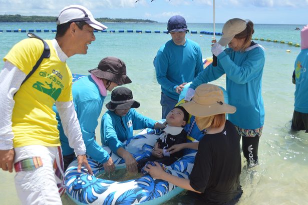 支え合い　海遊び楽しむ　金武　有志ら団体　「挑戦　諦めないで」