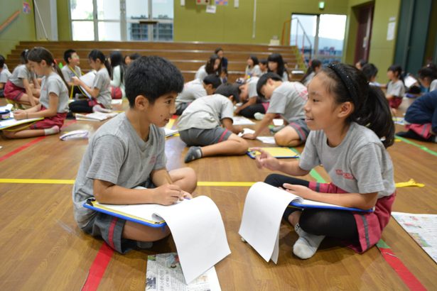 うるま、アミークス小で授業　児童ら取材し記事に