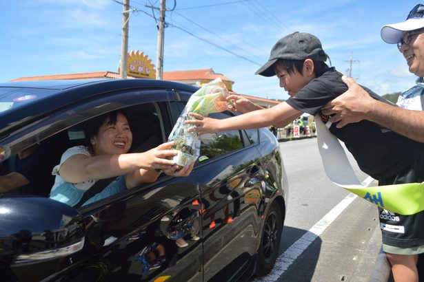 やんばる路、安全に　東、パイン配り呼びかけ