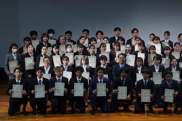 「夢実現、見守りたい」　名護・名桜大、奨学金贈呈