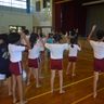 児童７０人ダンス楽しむ　国頭・奥間小、プロから学ぶ